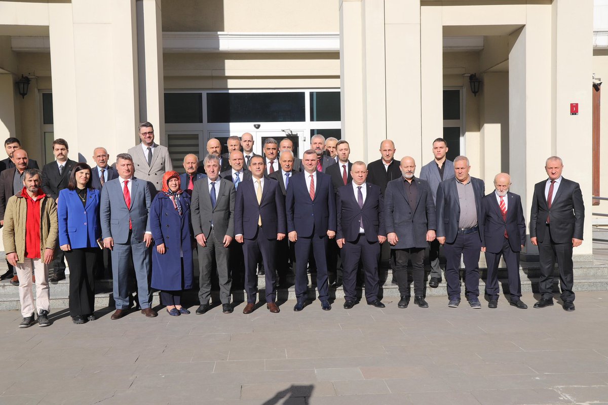 Milliyetçi Hareket Partisi (MHP) Trabzon İl Başkanı Tolgay Sivrikaya ve Parti Heyeti Kaymakamımız Sayın Eşref Akça’yı ziyaret etti.

Kaymakam Akça ziyaretlerinden dolayı kendilerine teşekkürlerini iletti.