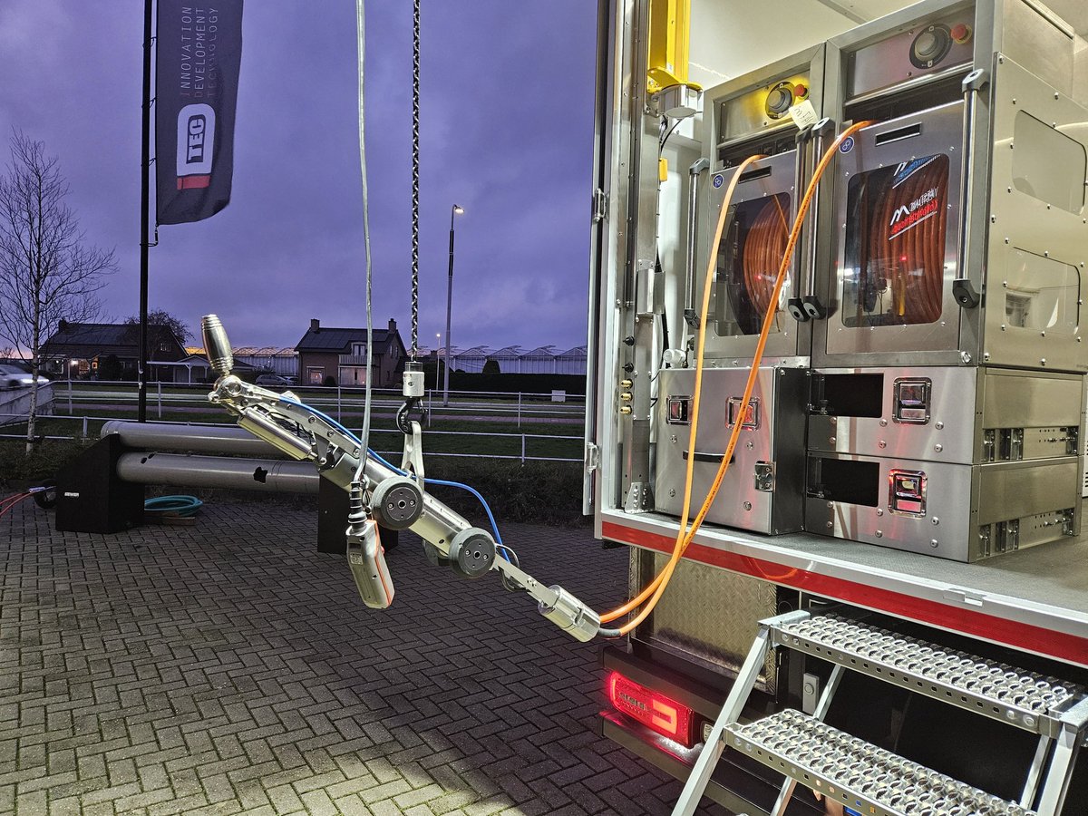 valkdegroot's tweet image. Vandaag was de officiële overdracht door Sewer Robotics van twee nieuwe waterjets voor onze rioolrenovatie-en reparatie ploegen. 

Directeur Ferry van der Valk overhandigde de twee voertuigen aan onze Machinisten.

#riool #sewerrobotics #waterjet
#rioolrenovatie #leidingrenovatie