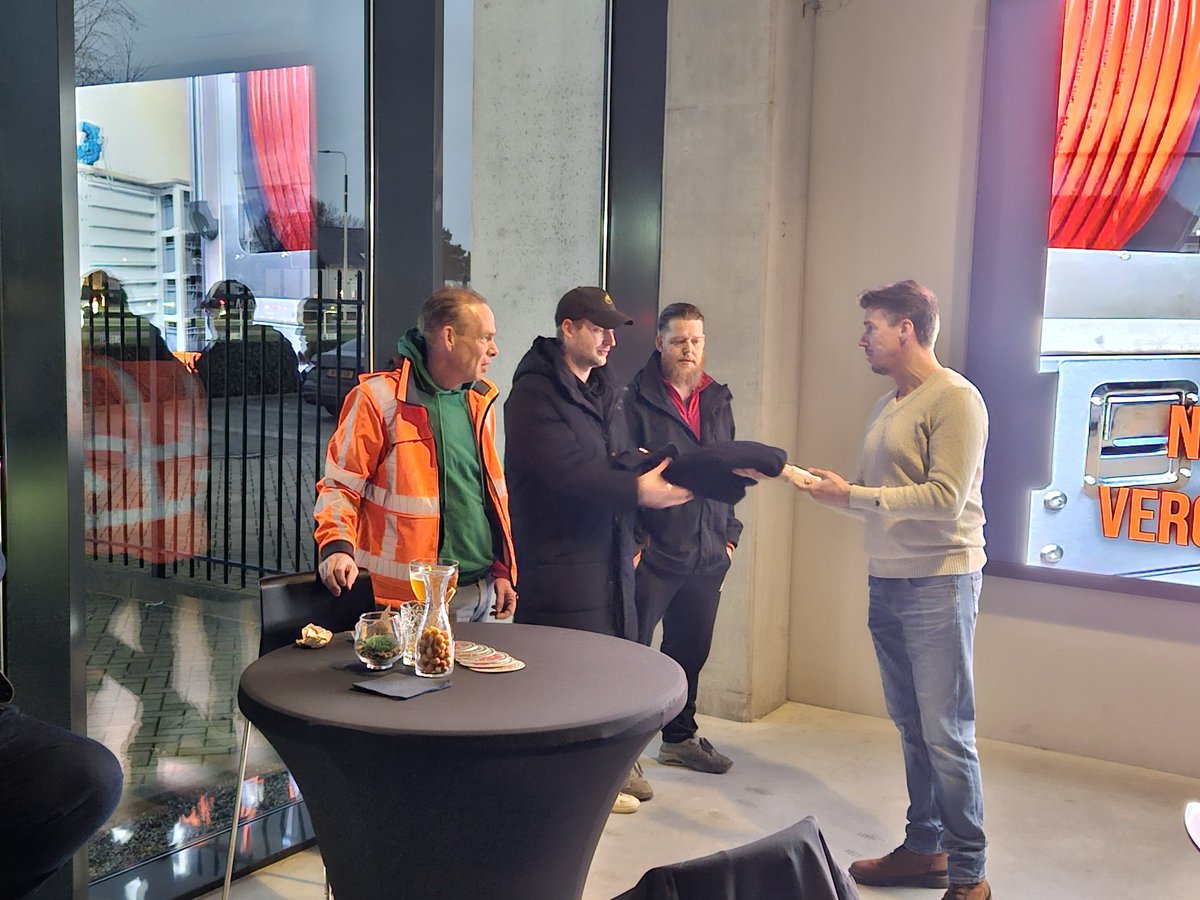 valkdegroot's tweet image. Vandaag was de officiële overdracht door Sewer Robotics van twee nieuwe waterjets voor onze rioolrenovatie-en reparatie ploegen. 

Directeur Ferry van der Valk overhandigde de twee voertuigen aan onze Machinisten.

#riool #sewerrobotics #waterjet
#rioolrenovatie #leidingrenovatie