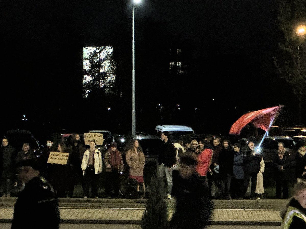 JacoKleynhans's tweet image. Tonight in Gouda, Netherlands: 1000 people showed up! 350 in the hall, 250 in the overflow hall and 400 had to go home. And a group of left-wing protesters outside across the street. If there are left-wing protesters present, you know you&apos;re in the right place!