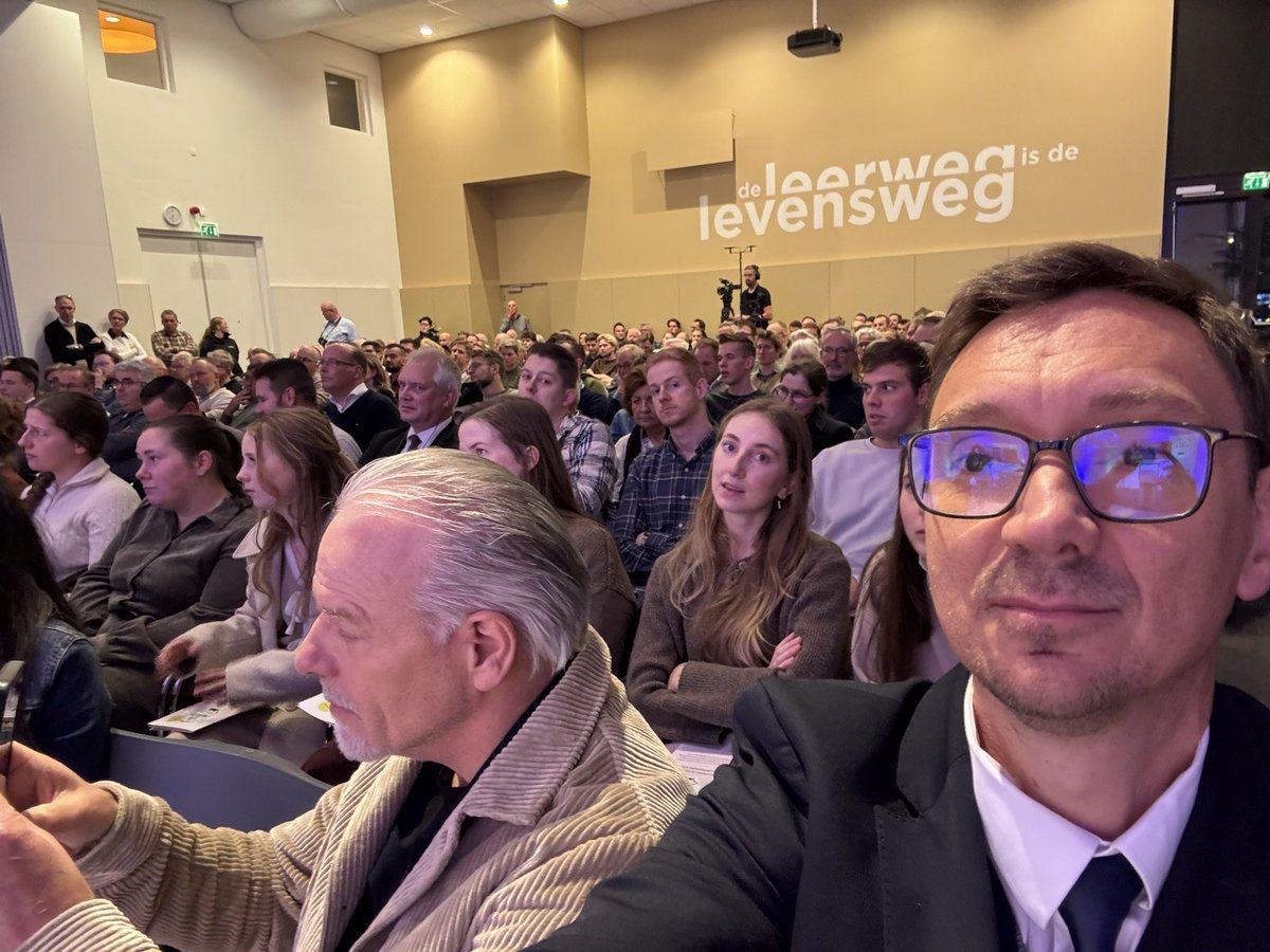 JacoKleynhans's tweet image. Tonight in Gouda, Netherlands: 1000 people showed up! 350 in the hall, 250 in the overflow hall and 400 had to go home. And a group of left-wing protesters outside across the street. If there are left-wing protesters present, you know you&apos;re in the right place!