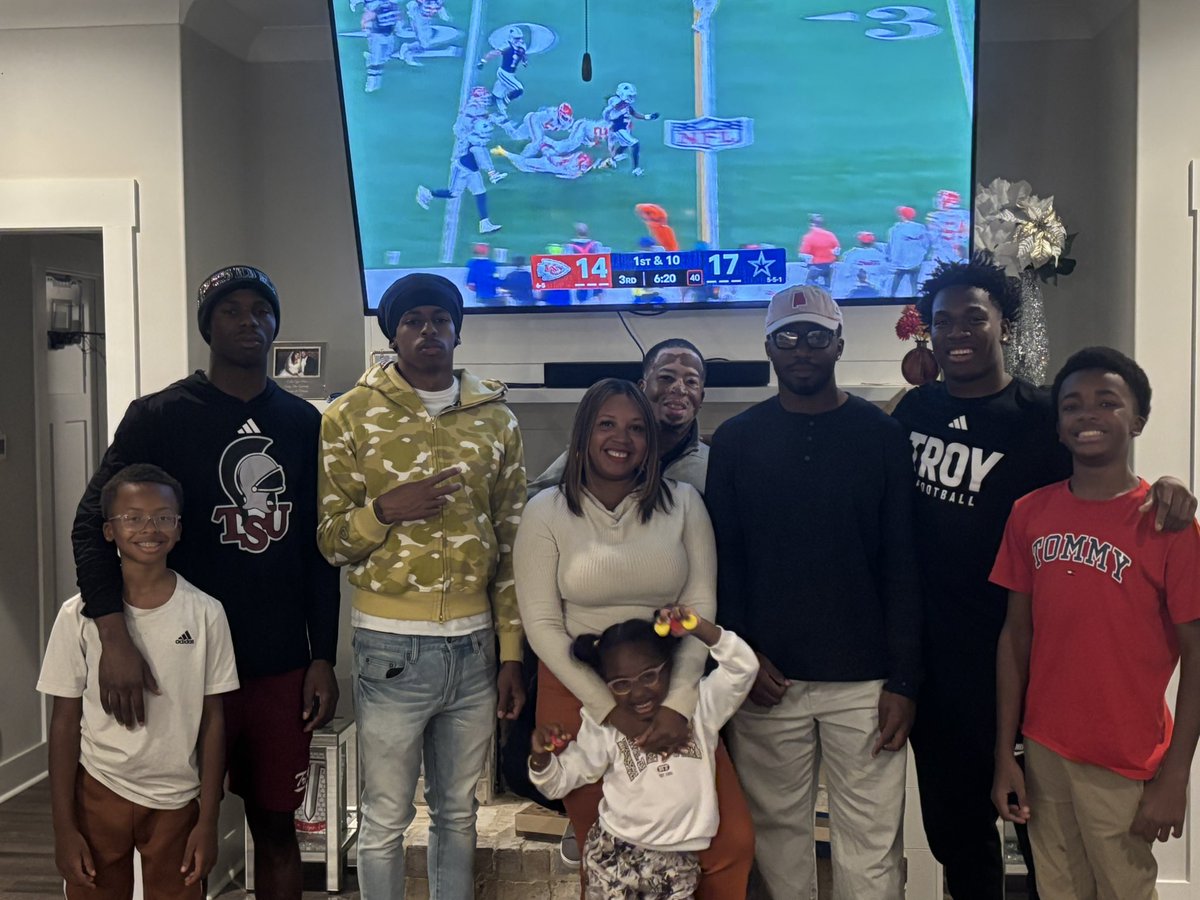 CoachCoopp's tweet photo. Thanksgiving Fellowship
#BIGADDITION
#GRATEFUL
#DAWG
#EATT
#BattleReady
⚔️⚔️⚔️⚔️ https://t.co/goQYqldaaF