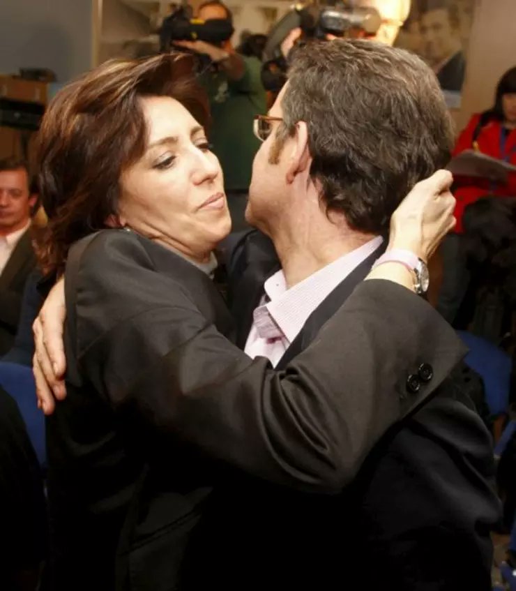 FonsiLoaiza's tweet image. Ayuso acaba de dar un contratazo a Eulen. Una de sus jefazas es Micaela Núñez Feijóo, hermana de Feijóo del PP. Esta empresa es clave en la industria del odio y de los bulos de la extrema derecha financiando a los ultraderechistas Eduardo Inda, Javier Negre y Vito Quiles. Mafia.