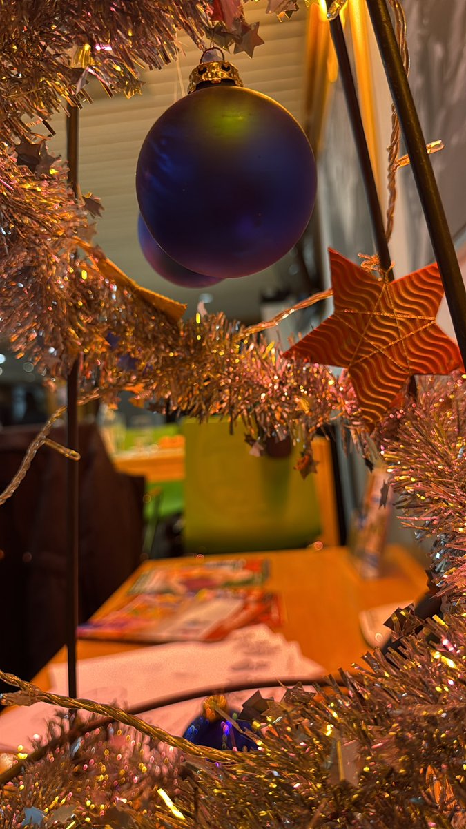 Betriebsweihnachtsfeier. Lästige Pflicht. Wenigstens Alkohol.