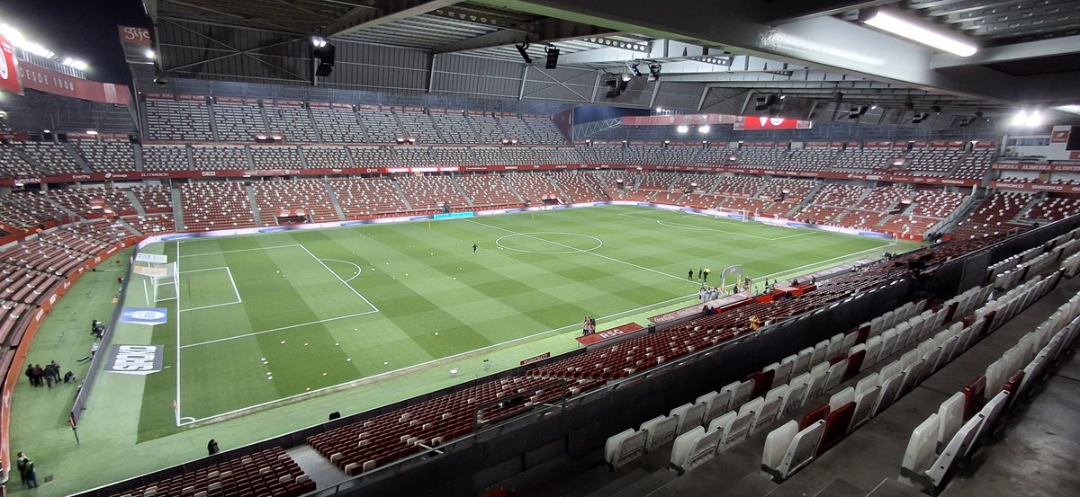 BorjaInzaRTVE's tweet photo. Ya preparado aquí en El Molinón para el @RealSporting - @fcandorra , como siempre en "Tablero deportivo" en RADIO NACIONAL @rne @RNEdeportes . Hoy nos visita la nueva compi de TVE @ireeesl .
#Vamooosss https://t.co/xfnfcXpPAk