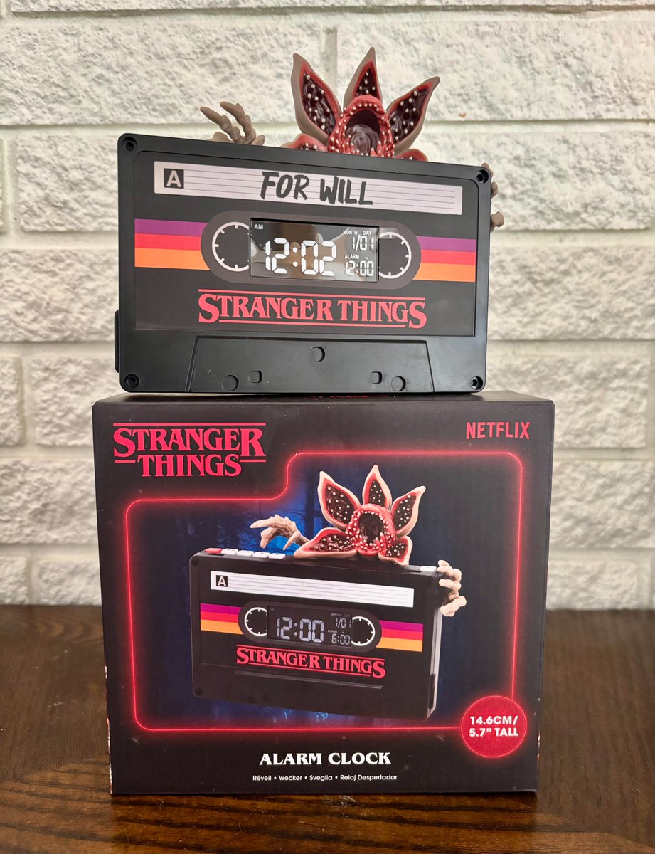 🚨New #StrangerThings5 DROP 🚨

👹 Wake up in the Upside Down…

 📼 Stranger Things 5 Demogorgon Cassette Alarm Clock just landed at #DinoMart!

⚡ Limited stock — don’t sleep on this one.

 👉 dinomart.io/products/stran…