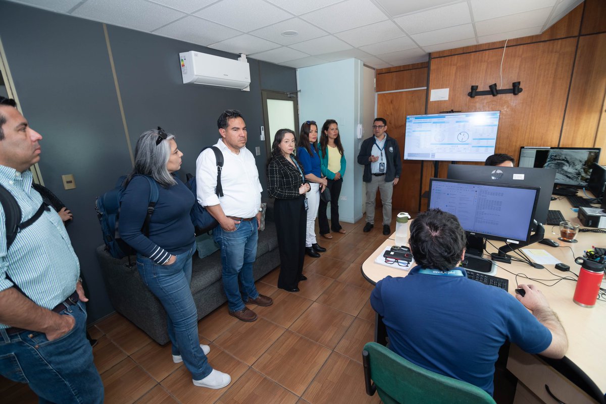meteochile_dmc's tweet image. 📍#Antofagasta El Centro Meteorológico Norte recibió una comitiva de CAF, en el marco del cierre técnico del Proyecto #AdaptaClima.
La delegación conoció los avances del sistema de detección de tormentas y rayos y visitó la estación de Radiosonda y áreas operativas.
#MeteoChile