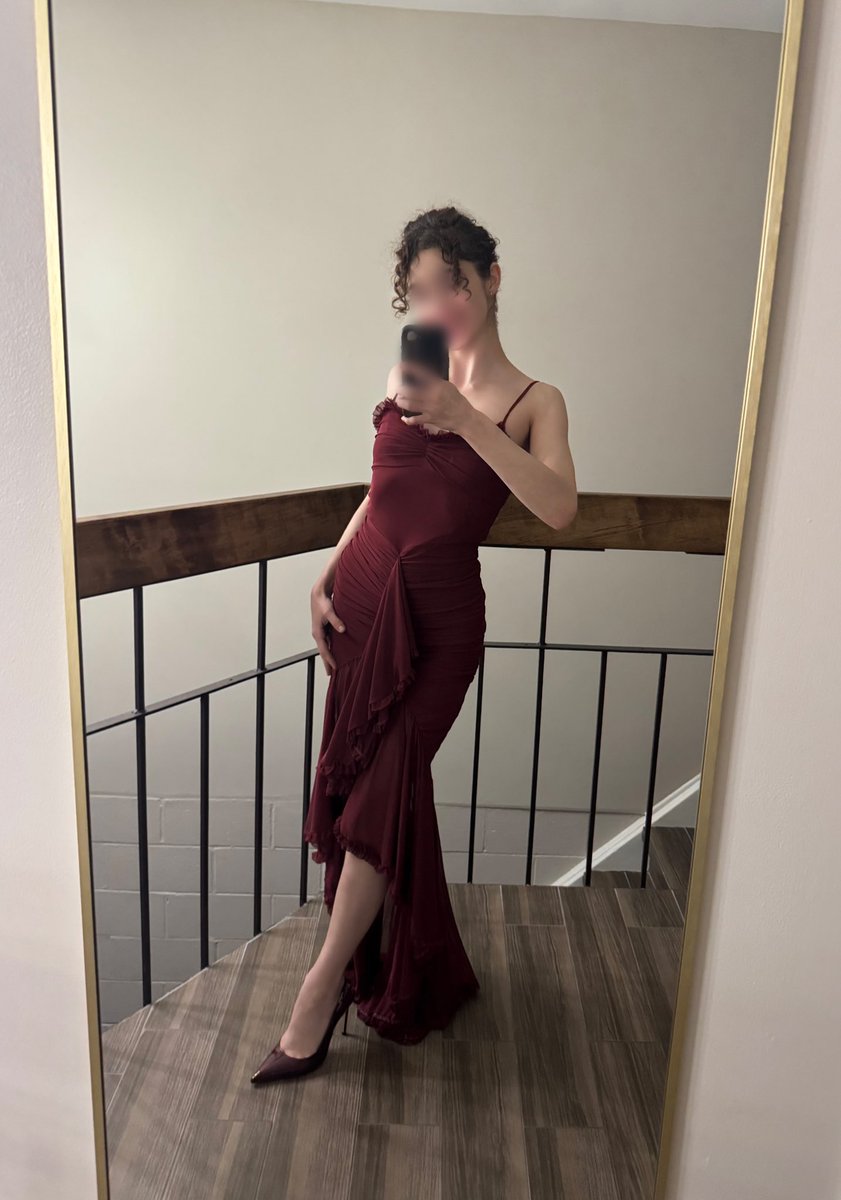 One of my favourite going out dresses ! 
Ready to go dancing💃🏻