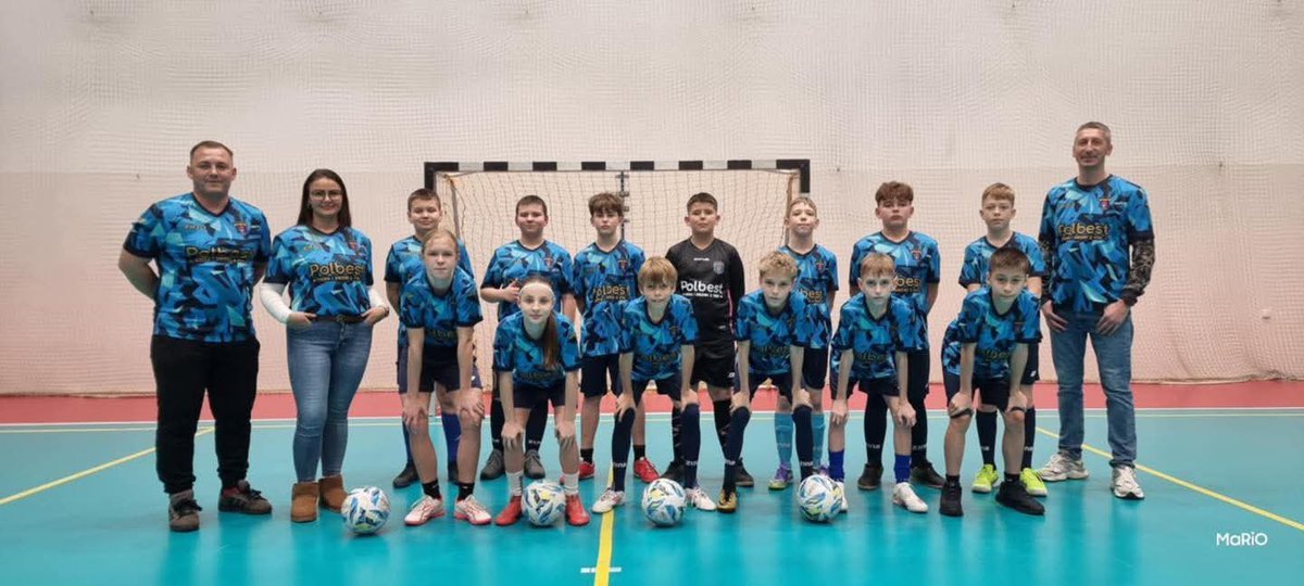 Polbest_pl's tweet photo. 𝗥𝗮𝘇𝗲𝗺 𝗯𝘂𝗱𝘂𝗷𝗲𝗺𝘆 𝘀𝗽𝗮𝗿𝘁𝗮ń𝘀𝗸ą 𝗿𝗼𝗱𝘇𝗶𝗻ę! 🥹

Dziś podczas treningu w hali widowiskowo-sportowej Gryf Arena w Gryficach, drużyna naszych młodzików prowadzona przez trenera Mariusza Dąbrowskiego otrzymała od naszego Partnera - firmy @Polbest_pl     Sylwia Płażalska, @CzarodziejZvaru - nowy komplet strojów firmy Zina.

Serdecznie dziękujemy za wsparcie naszej młodzieżowej drużyny! Takie gesty dodają skrzydeł, a młodzi zawodnicy czują, że stoją za nimi ludzie, którzy wierzą w ich pasję i rozwój. Stroje są wysokiej jakości, świetnie się prezentują i na pewno będą dobrze służyć naszym zawodnikom podczas treningów i meczów.

Dziękujemy za zaufanie, życzliwość i wspólne budowanie sportowej przyszłości naszej młodzieży. Razem tworzymy coś pięknego! ⚽🖤💙

#SpartaGryfice #CelJestJeden #SpartaToMy #CzasNaSpartę #GminaGryfice