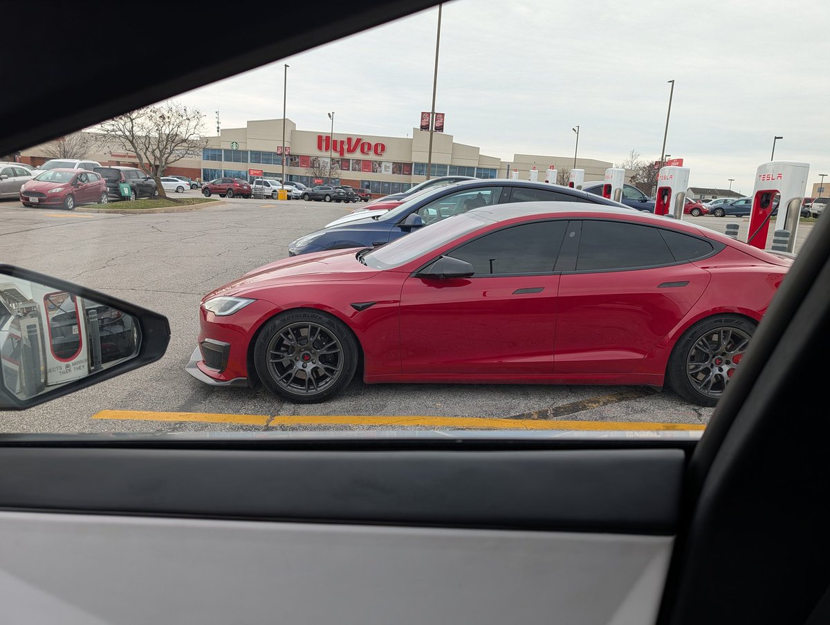 mikegkc's tweet image. Happy Thanksgiving everyone from the Belton Missouri supercharger. @TeslaCharging