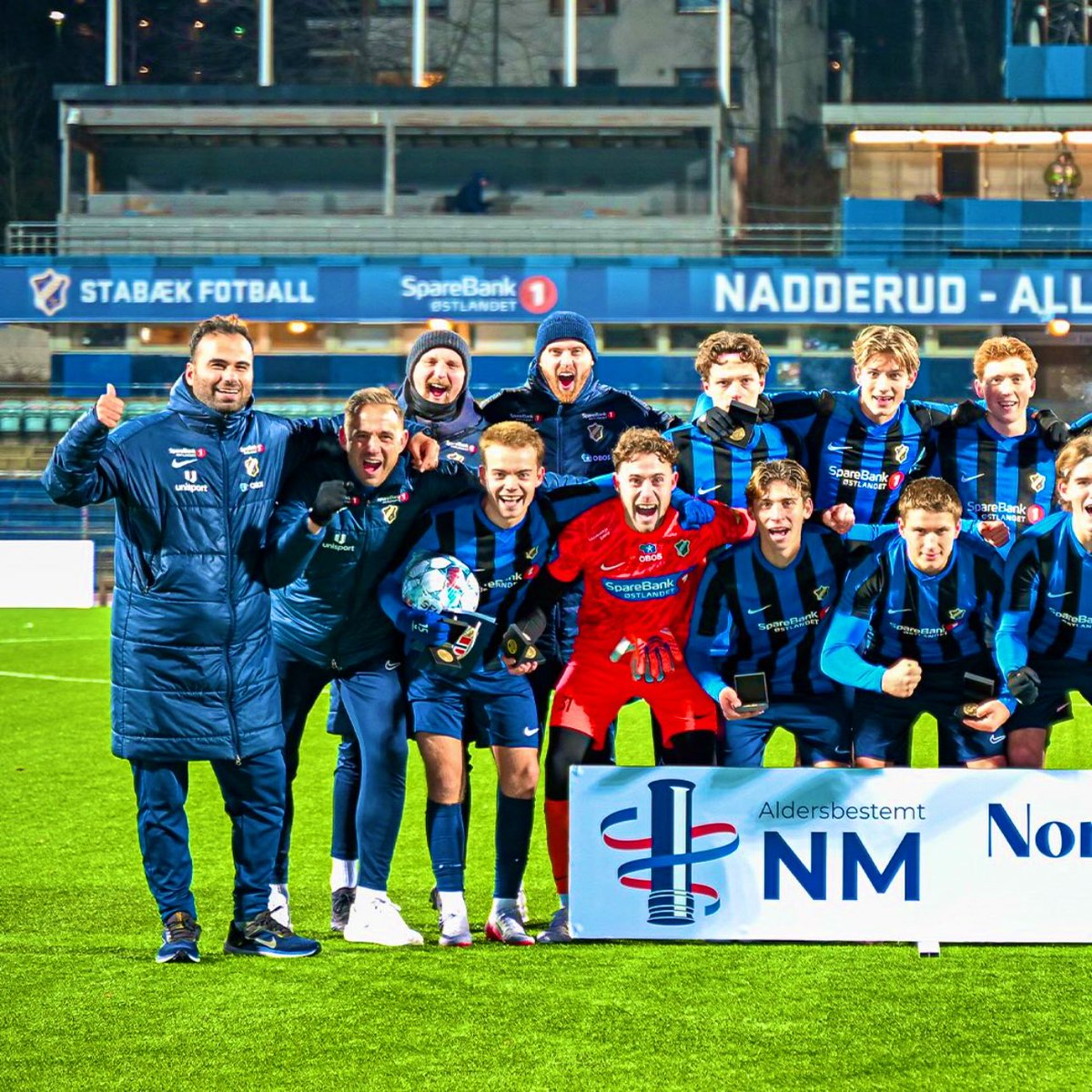 papi_pereda's tweet image. Lucas Myklebust🇵🇪 (16 años) se coronó campeón con su equipo Stabæk en la categoría Sub 19.

Actualmente juega en la reserva de su club, que milita en la segunda división Noruega🇳🇴. Representa el país escandinavo Sub 17.
