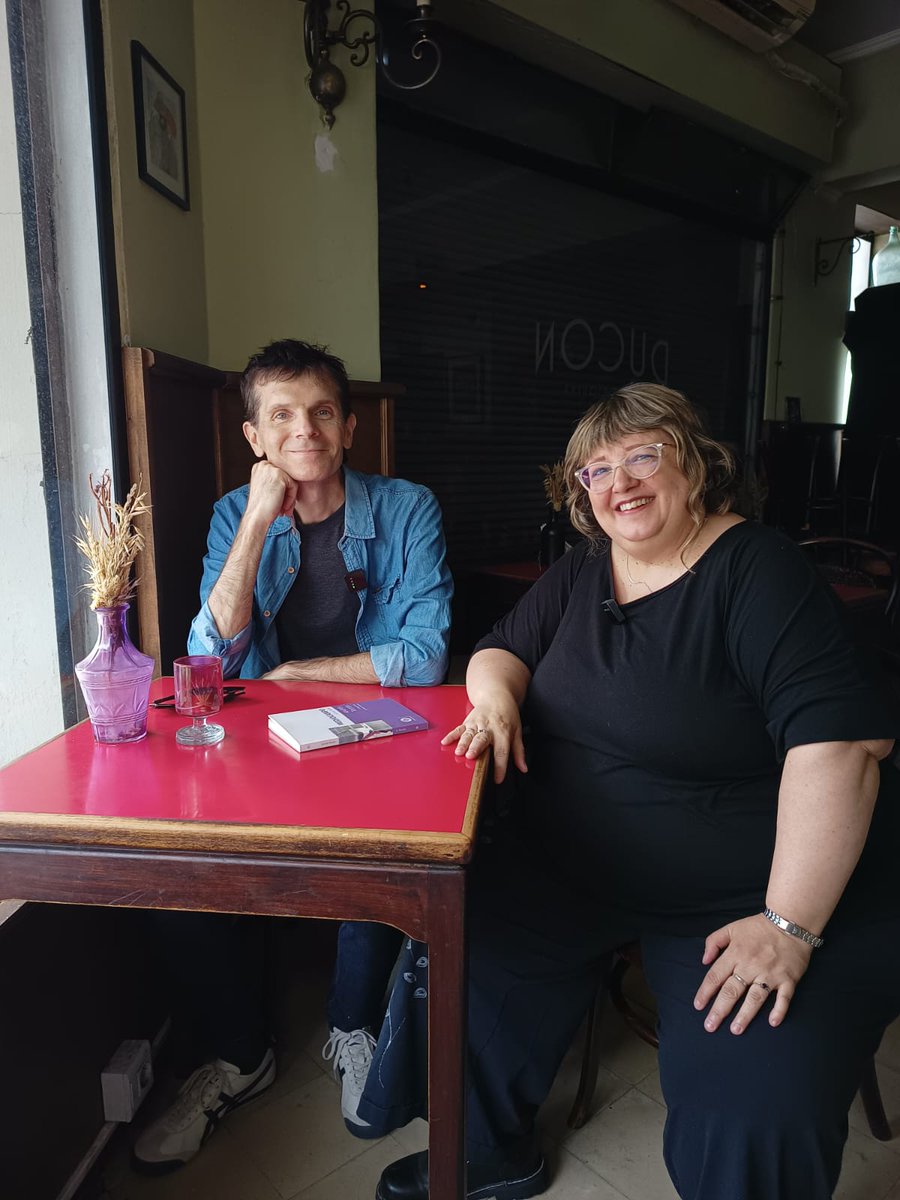 En breve nota con <a href="/AndresTorron/">Andres Torron</a> en el DUCON para <a href="/obolocultural/">cooltivarte.com</a> <a href="/majo70/">MaJo P.</a> entre otras cosas, habló sobre Mediocampo el libro homónimo de <a href="/HUM_Estuario/">Casa editorial HUM</a> y de lo que va a pasar el domingo 7 de diciembre donde festejaremos los 40 años de Brindis por Pierrot, con tecnología Domo Silent.