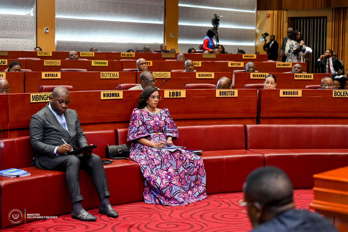 Chronikeco34789's tweet image. #RDC:  La ministre @oneige_nsele a présenté au @senatrdc le projet de réforme de la loi foncière de 1973, voulu par le Président Tshisekedi.
Le texte a été jugé recevable à une large majorité et part en commission.