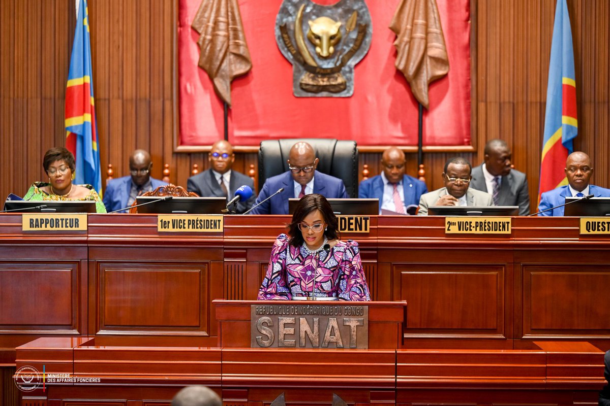 Chronikeco34789's tweet image. #RDC:  La ministre @oneige_nsele a présenté au @senatrdc le projet de réforme de la loi foncière de 1973, voulu par le Président Tshisekedi.
Le texte a été jugé recevable à une large majorité et part en commission.