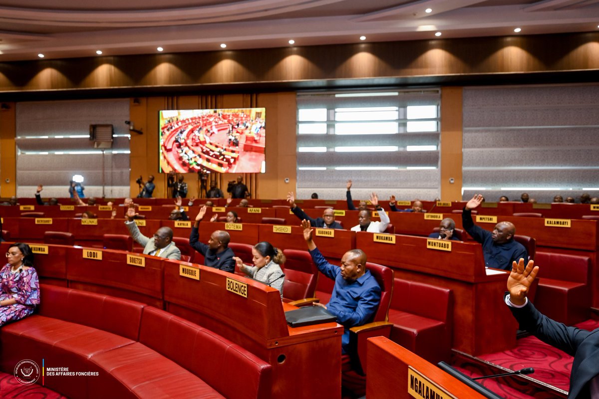 Chronikeco34789's tweet image. #RDC:  La ministre @oneige_nsele a présenté au @senatrdc le projet de réforme de la loi foncière de 1973, voulu par le Président Tshisekedi.
Le texte a été jugé recevable à une large majorité et part en commission.