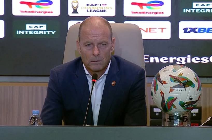 🎙️🔥 تصريحات محترمة وقوية من ييس توروب بعد مباراة الأهلي والجيش الملكي:

"مش هعلّق على الحكم.. لكن في خطأين بس في لحظات بسيطة جدًا، يكلفوا النادي مجهود وفلوس كبيرة عشان ننافس على بطولة إفريقيا."

وأضاف:
"مش عاجبني سلوك الجماهير المغربية.. إلقاء الزجاجات على لاعبي الأهلي حاجة غير