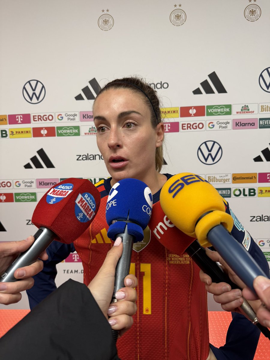 Alexia: “Últimamente nos proponen marcaje individual en medio campo para evitar que recibamos encaradas hacia portería, pero hay que adaptarse, no siempre sale como quieres. Tienes que encontrar los espacios, moverte y generar espacios para las compañeras si tú tienes una marca”.