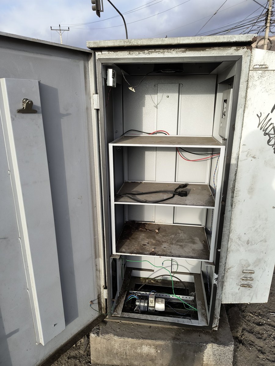 pipe_master's tweet image. Gabinete de semáforo nuevamente abierto, en Av. Antonio Rendic esquina Vitacura / Avda. Radomiro Tomic. Desconozco si algún equipo fue sustraído.
@Uoct_Regiones @MTTAntofagasta @muniantof