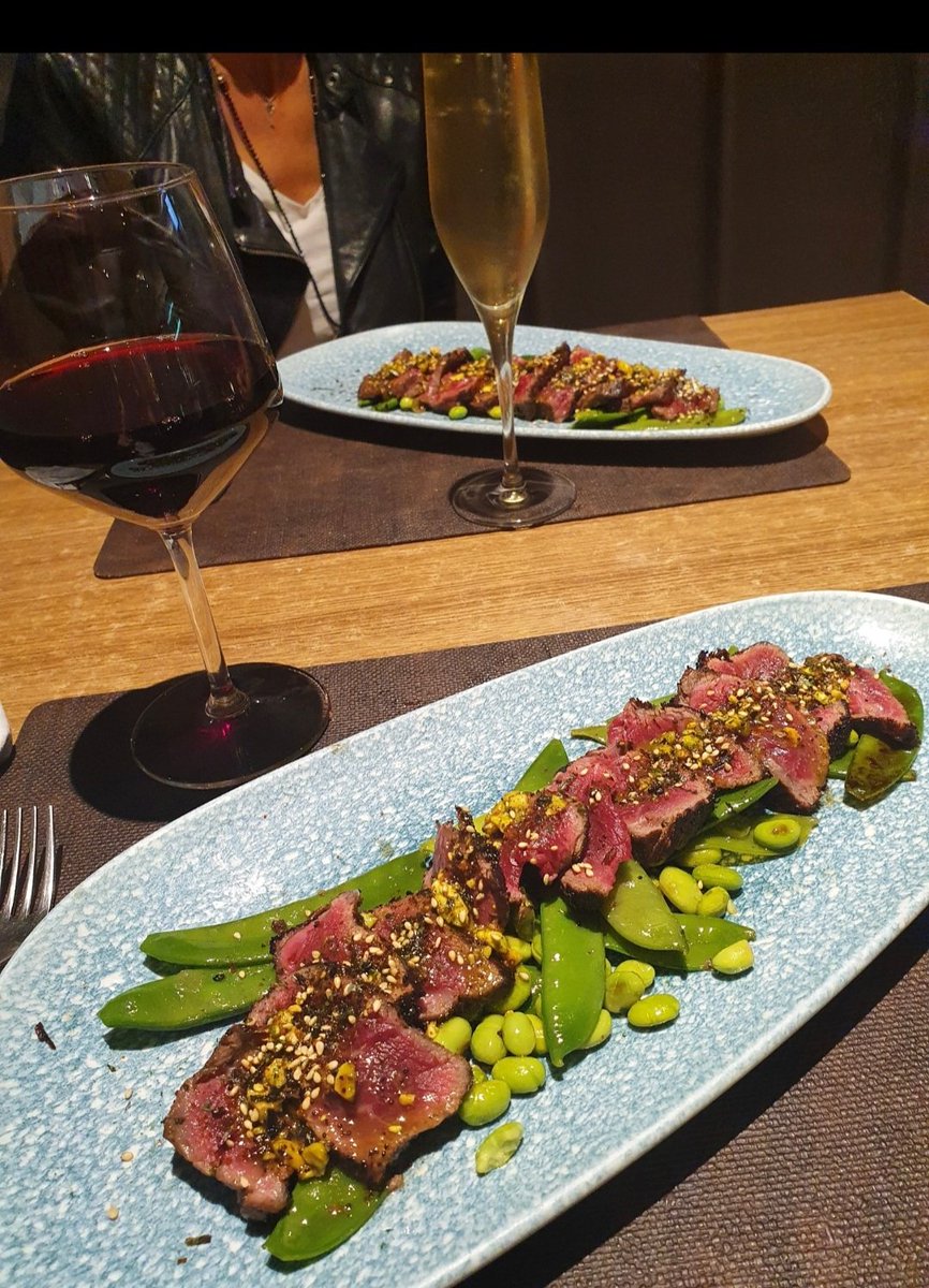 Ser romántico significa saber cuando dejar de hablar, ser capaz de sorprender con la sencillez de un gesto y hacer sentir a gusto a quien te acompaña. También significa poner a alguien en primer lugar y lamentablemente hay muy pocos capaces de hacerlo. 
Hoy cenamos ligero...