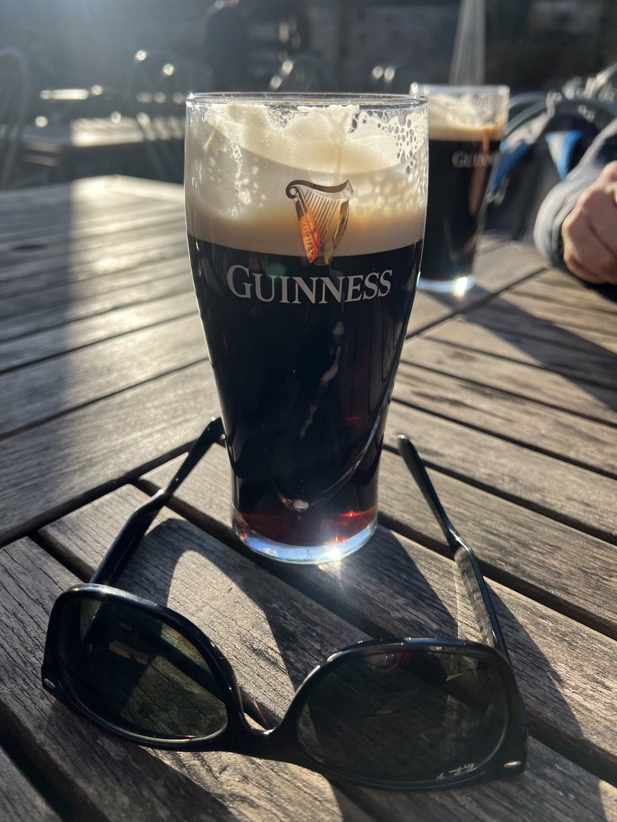 wapple15's tweet image. #AlphabetChallenge #WeekVforVowels #One #Afternoon in #Oxford 🏴󠁧󠁢󠁥󠁮󠁧󠁿 this 
#Absolutely delicious #BeerView &amp;amp; Guinness #Established in 1759 🍻