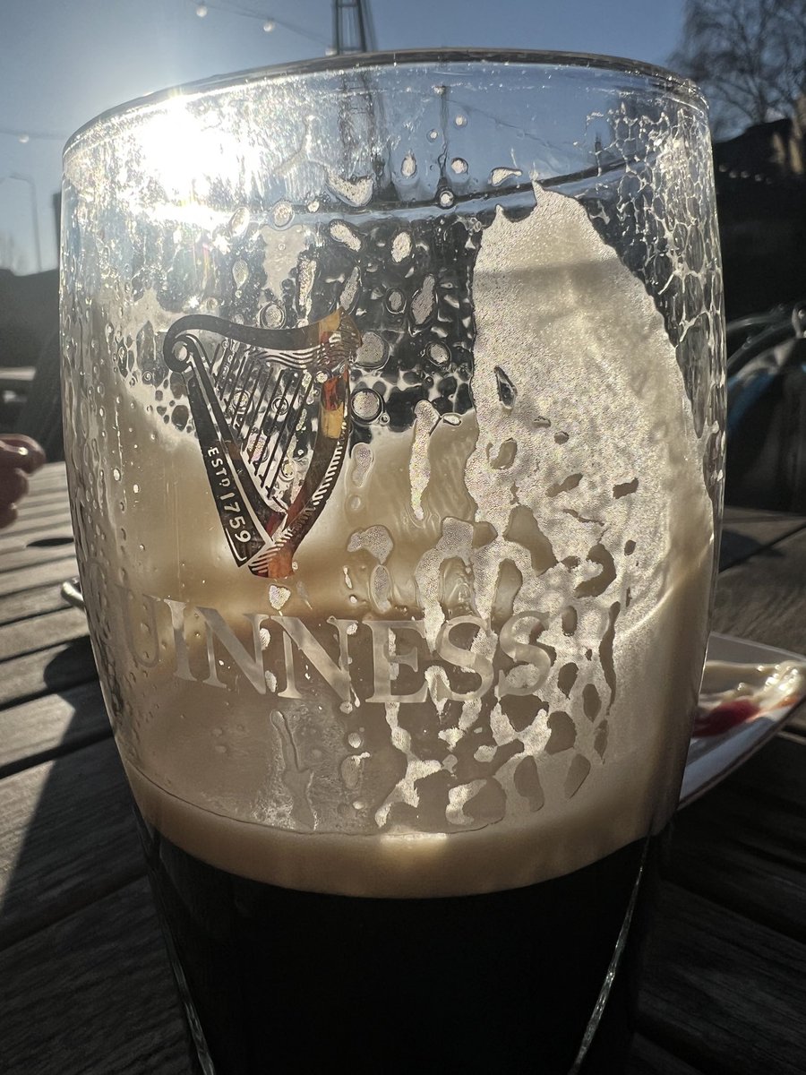 wapple15's tweet image. #AlphabetChallenge #WeekVforVowels #One #Afternoon in #Oxford 🏴󠁧󠁢󠁥󠁮󠁧󠁿 this 
#Absolutely delicious #BeerView &amp;amp; Guinness #Established in 1759 🍻