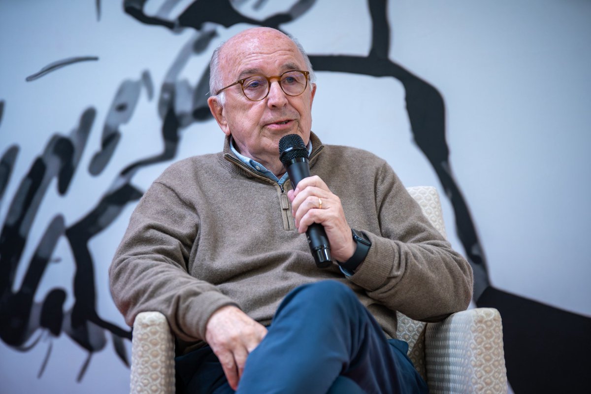 🗣️Joaquín Almunia: “hace 40 años necesitábamos entrar en Europa y ser europeos de pleno derecho. Europa ha cambiado mucho con la ampliación no solo en número de países sino también en políticas. Seguimos creyendo que Europa tiene que ser más fuerte y más unida”.
#EscuelaRubalcaba