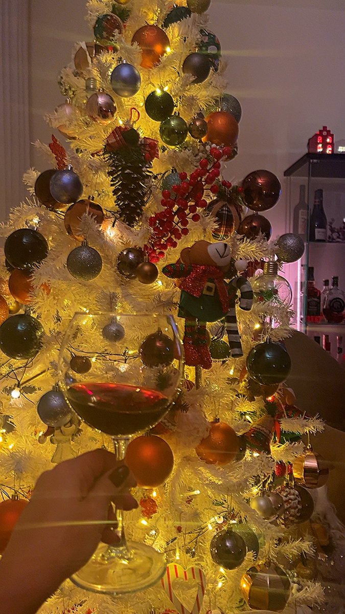 Çok acil vedalaşmak ve unutmak istiyorum seni 2025
Çok kırdın kalbimi
Çok eksilttin verdiğim değerleri…