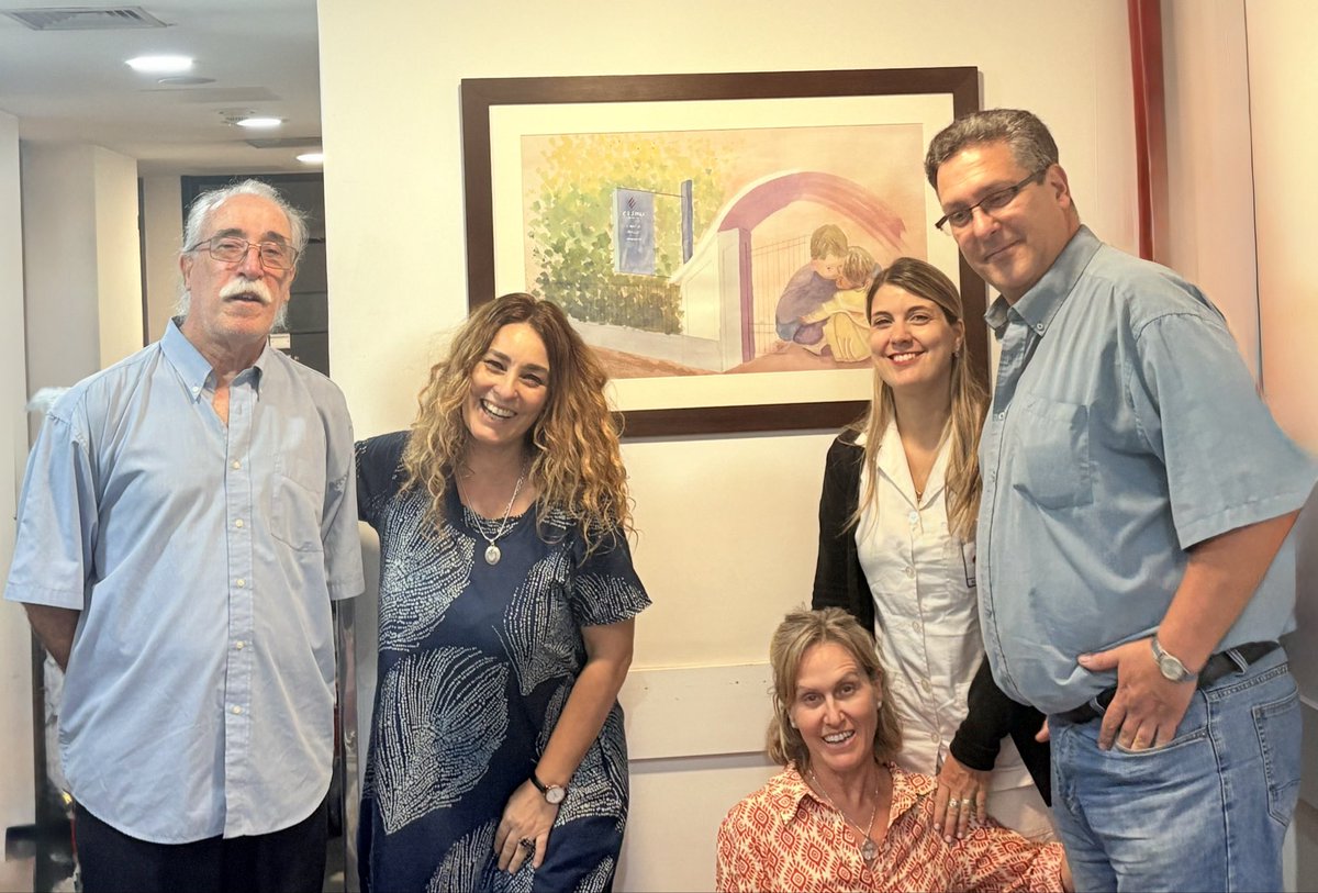 En el día de hoy el Dr Miguel Estevan, coloca en el centro médico Agraciada , su obra que presentó y expuso en el Policlinco central , en el contexto de los 90 años de casmu. La misma hace referencia a dicho centro y la importancia de estar inserto en el barrio protegiendo . Gss