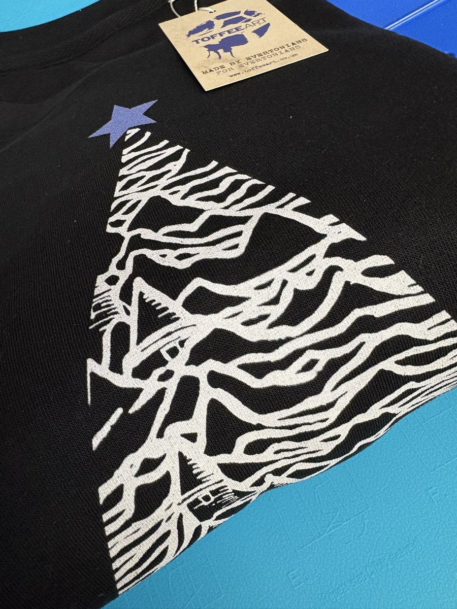 ToffeeArt's tweet image. Everton Christmas Pleasures. 

See it tomorrow before the game upstairs at the Bluehouse. 

Buy online from the website. 

Don’t leave it too late for Christmas. The coolest Christmas sweater for blues this year! 

#EFC