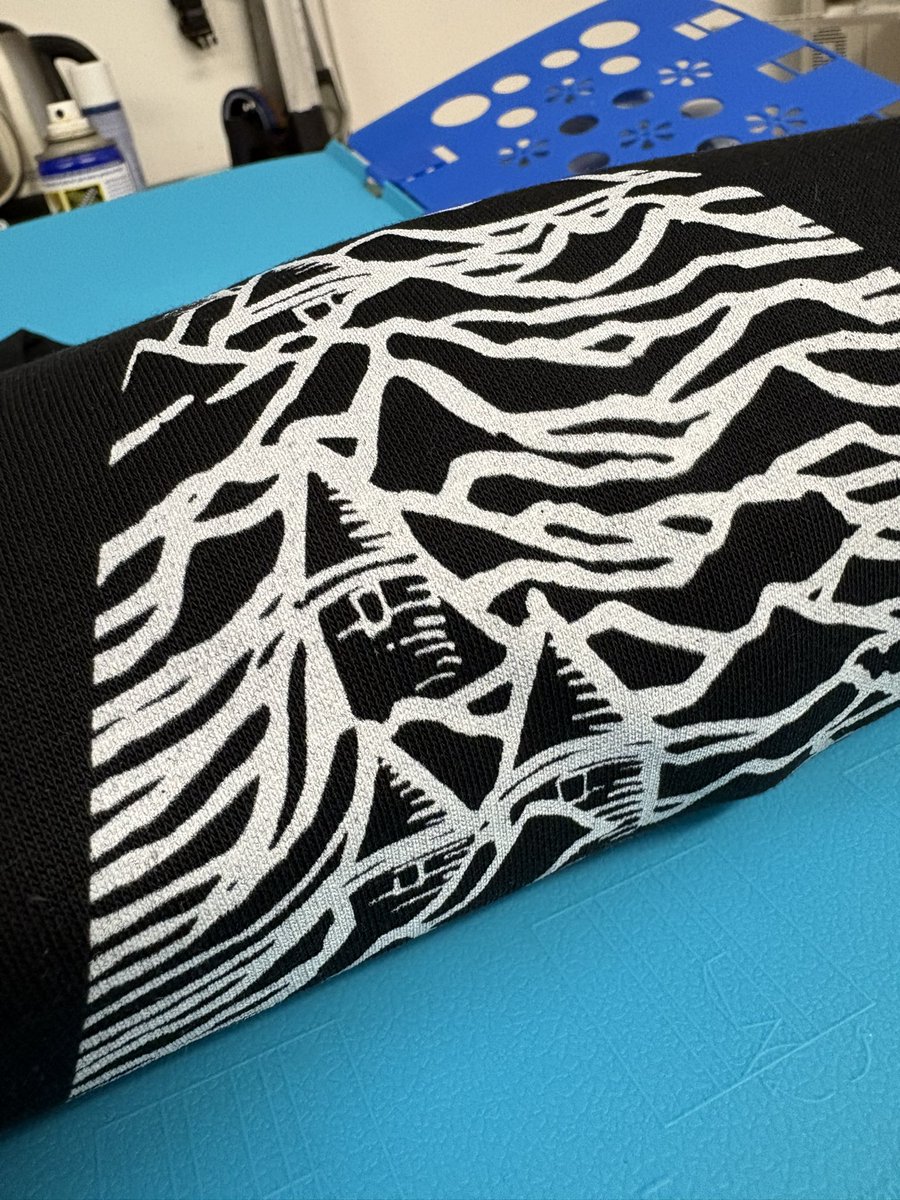 ToffeeArt's tweet image. Everton Christmas Pleasures. 

See it tomorrow before the game upstairs at the Bluehouse. 

Buy online from the website. 

Don’t leave it too late for Christmas. The coolest Christmas sweater for blues this year! 

#EFC