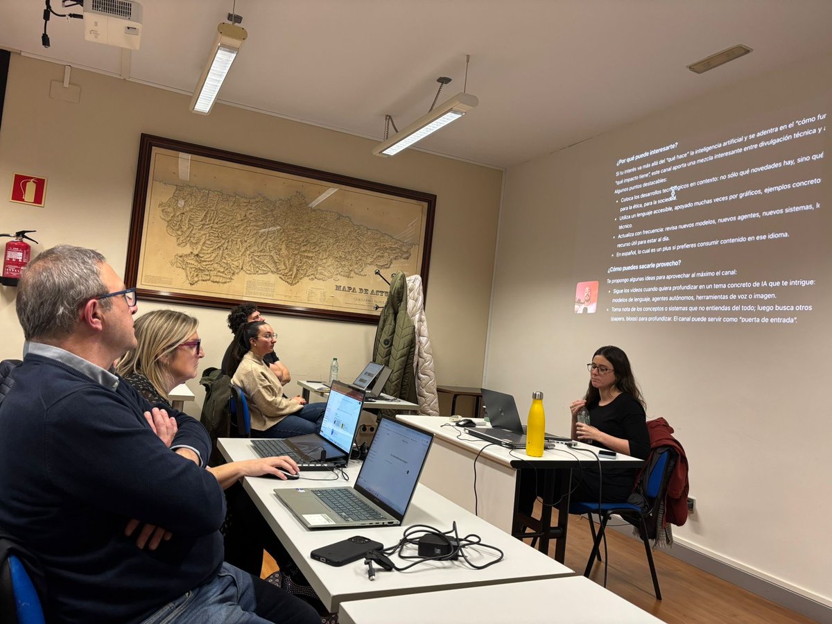 💻 🤖 Esta tarde celebramos, junto <a href="/APrensaOviedo/">Asoc. Prensa Oviedo</a>, un curso sobre cómo aplicar la IA en nuestra profesión. 📝17 periodistas participaron en este taller impartido por Noelia Rico, de <a href="/uniovi_info/">Universidad Oviedo</a>, gracias al apoyo de <a href="/GobAsturias/">Principado de Asturias</a>. La formación tuvo lugar en la <a href="/CamaraOviedo/">Cámara de Comercio de Oviedo</a>.