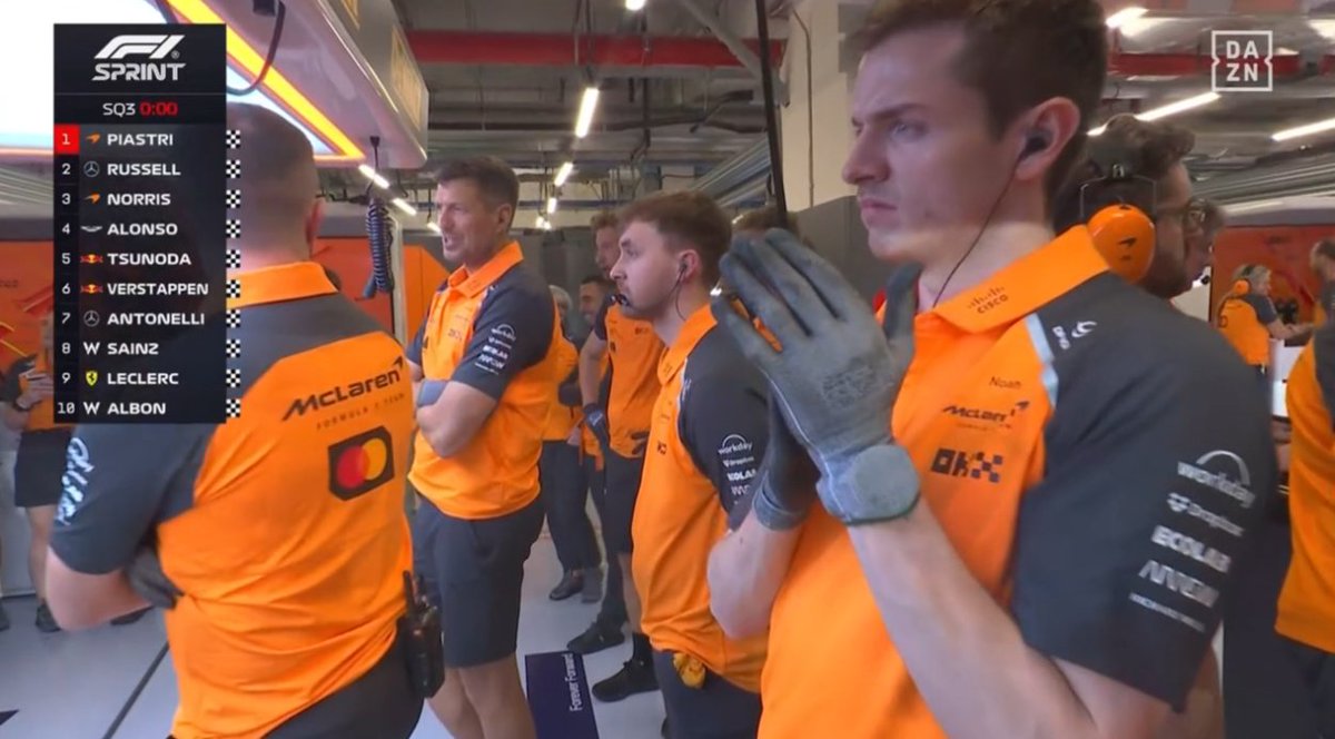 MedF1osTV's tweet image. Las caras en el box de Mclaren con la pole sprint de Piastri. ¿Una de las imágenes de este viernes del #QatarGP 🇶🇦?