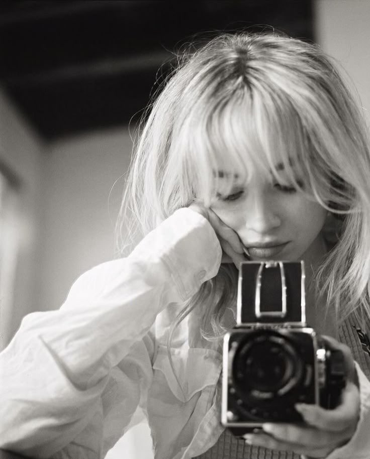 eternalsabrinas's tweet photo. a girl and her camera https://t.co/FaIf4RciWM