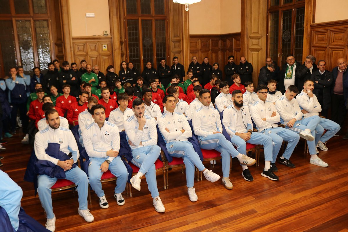 ⚽️ Recibimos en el salón de plenos del Ayuntamiento de #Palencia a las selecciones de #fútbol de #CastillayLeón, #Andalucia y #Galicia, que hasta el 30 de noviembre participan en la capital y provincia en la XIV Copa de Regiones <a href="/UEFA/">UEFA</a>. <a href="/RFAF/">RFAF</a> <a href="/FCyLF/">RFCYLF</a> <a href="/futgal/">RFGF</a> <a href="/rfef/">RFEF</a> ¡Suerte!