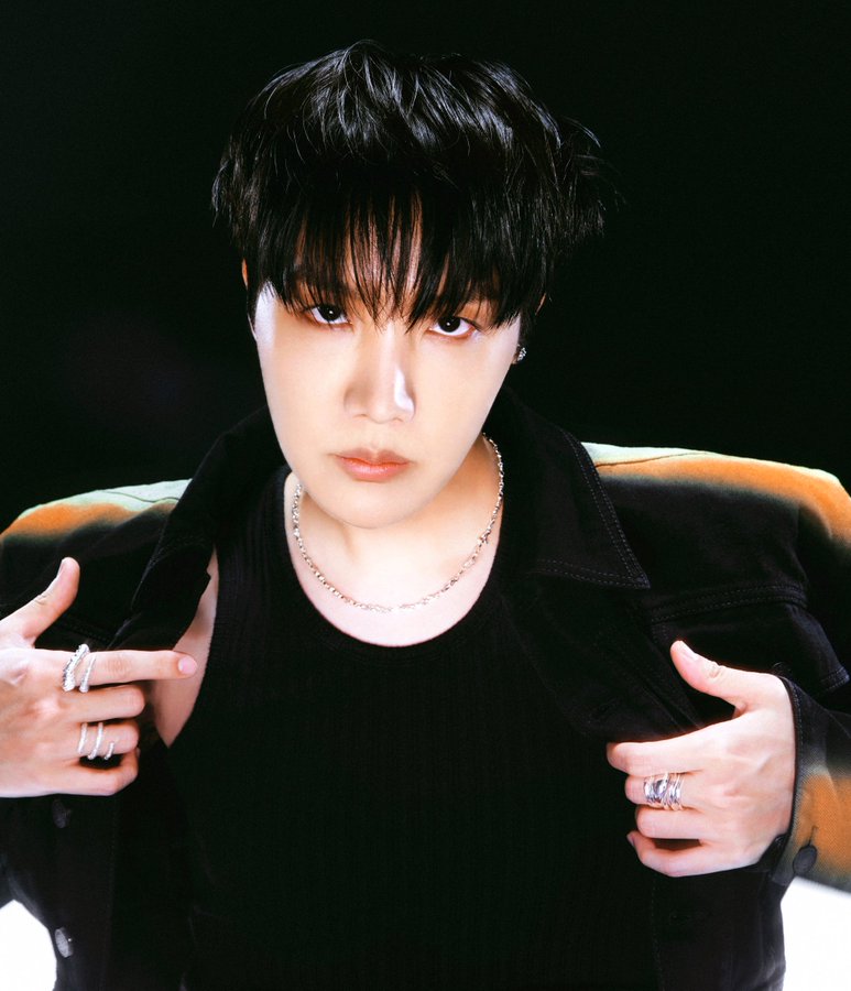 WORLDMUSICAWARD's tweet photo. #jhope has won “Fans Choice Male Top 10 (Bonsang)” at the #2025MAMAAWARDS!💪🕺🏻💥🏆👥👤👤👨‍🎤🔝🔟🔥👑💜🖤

#jhope is now a three-time MAMA Award winner:

🏆 The Bibigo CULTURE & STYLE — 2022
🏆 The Most Popular Artist — 2022
🏆 Fan’s Choice Male Top 10 — 2025

FANS CHOICE WINNER JHOPE