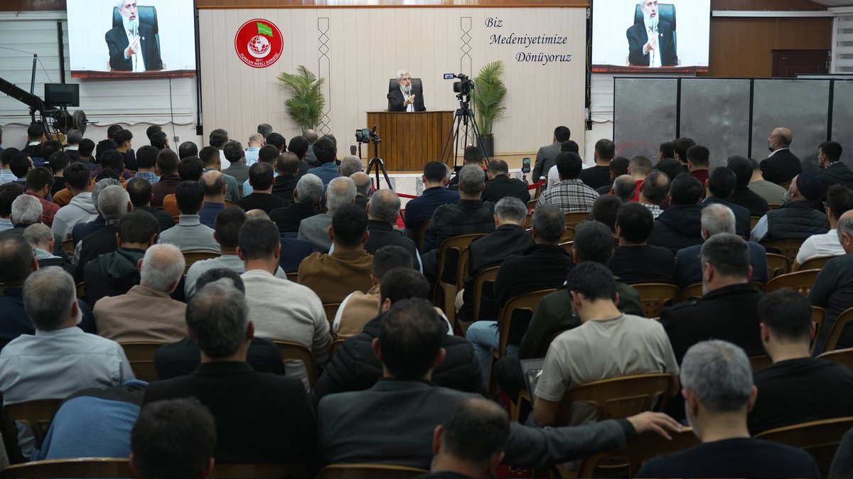 Alparslan Kuytul Hocaefendi'nin Kadir Suresinin tefsirine başladığı bu haftaki tefsir dersi halkın yoğun katılımı ile devam ediyor.

KadirSuresi TefsirDersi
#AlparslanHocaylaTefsirDersi
