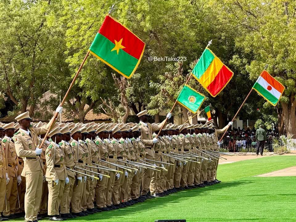 MaliTransition's tweet image. #Koulikoro 🇲🇱 : quelques images de la cérémonie de sortie de la 47ᵉ promotion de l’EMIA, présidée par Son Excellence le Général d’Armée Assimi GOÏTA, ce vendredi 28 novembre 2025.