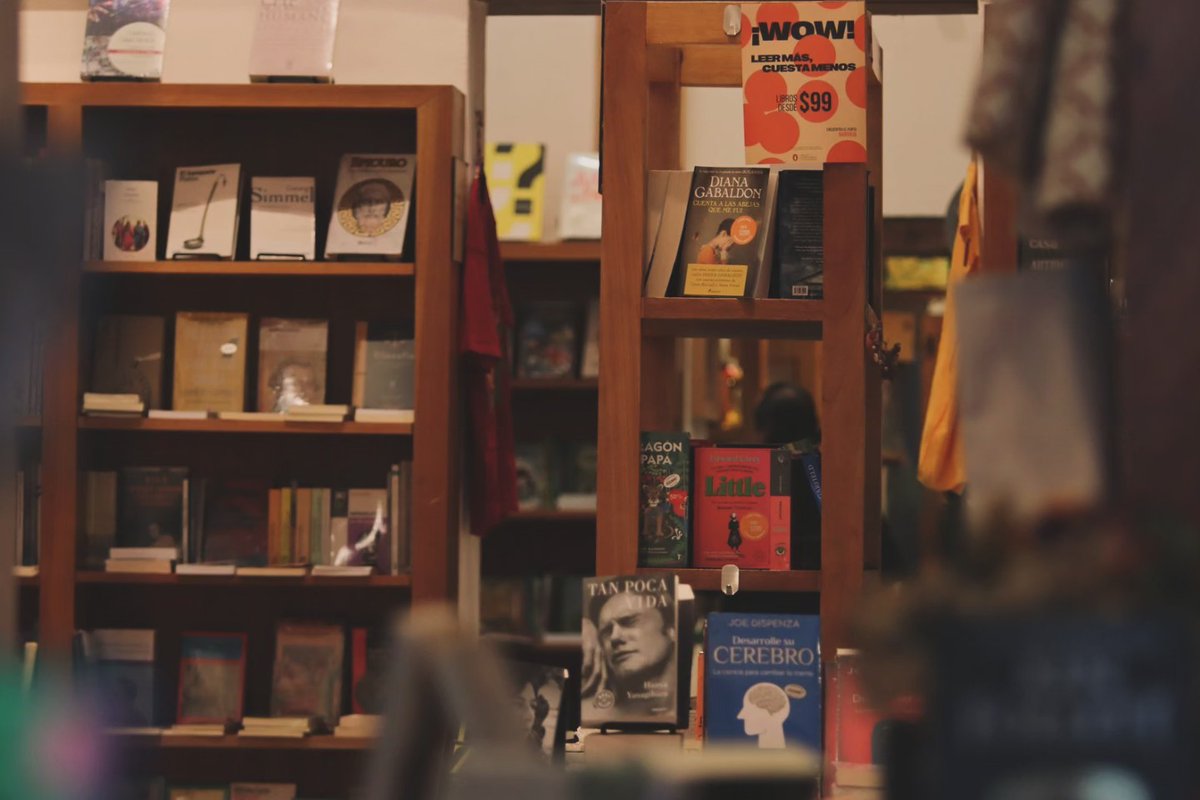 LibreriaGP's tweet photo. Recuerden que pueden apartar sus libros hasta por un mes, que podemos armar sus mesas de regalos y que siempre les vamos a ayudar a encontrar ese título que buscan ☺️🫰🏼 

Les esperamos de lunes a sábado de 9 am a 8 pm y domingos de 9 am a 6 pm 🏫📚 https://t.co/NEj5ZiHqCt
