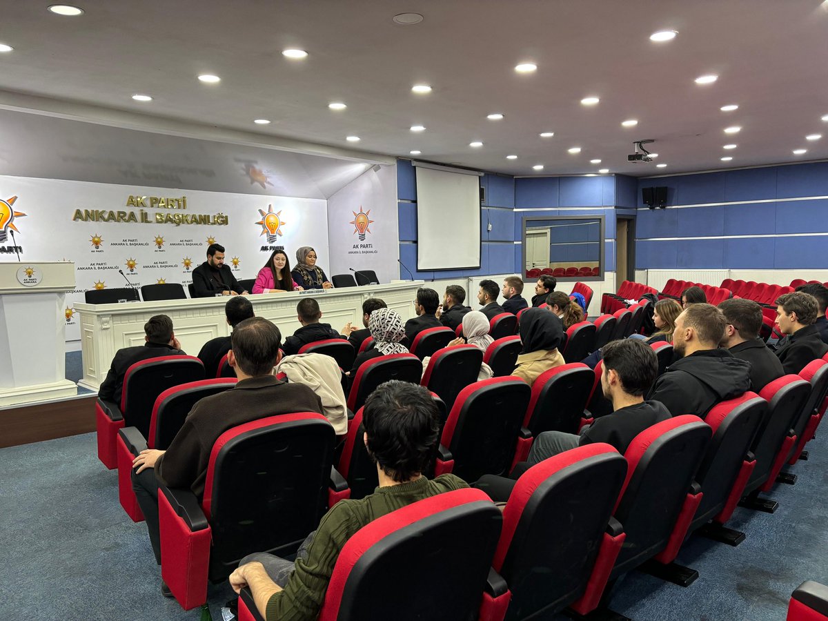 Haftalık olağan Yönetim Kurulu Toplantımızı ÜniAK Ankara başkanımız <a href="/EdanazDizbay/">Edanaz Dızbay</a> eşliğinde gerçekleştirdik.

Ankara’nın her sokağında, her kampüsünde ÜniAK Ankara rüzgarını estirmeye devam edeceğiz.