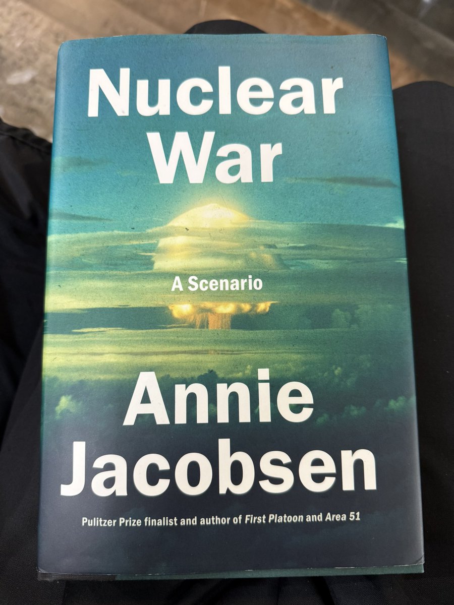 beltrandelrio's tweet photo. Aterrorizado por este libro de no-ficción que me prestó @Rodpac. 

¿Cuánto toma un misil balístico intercontinental para llegar de Corea del Norte a territorio continental de Estados Unidos? Treinta y tres minutos. ¿Puede ser derribado? Difícilmente. 

Todo, basado en documentos. https://t.co/hir0DeuO1R
