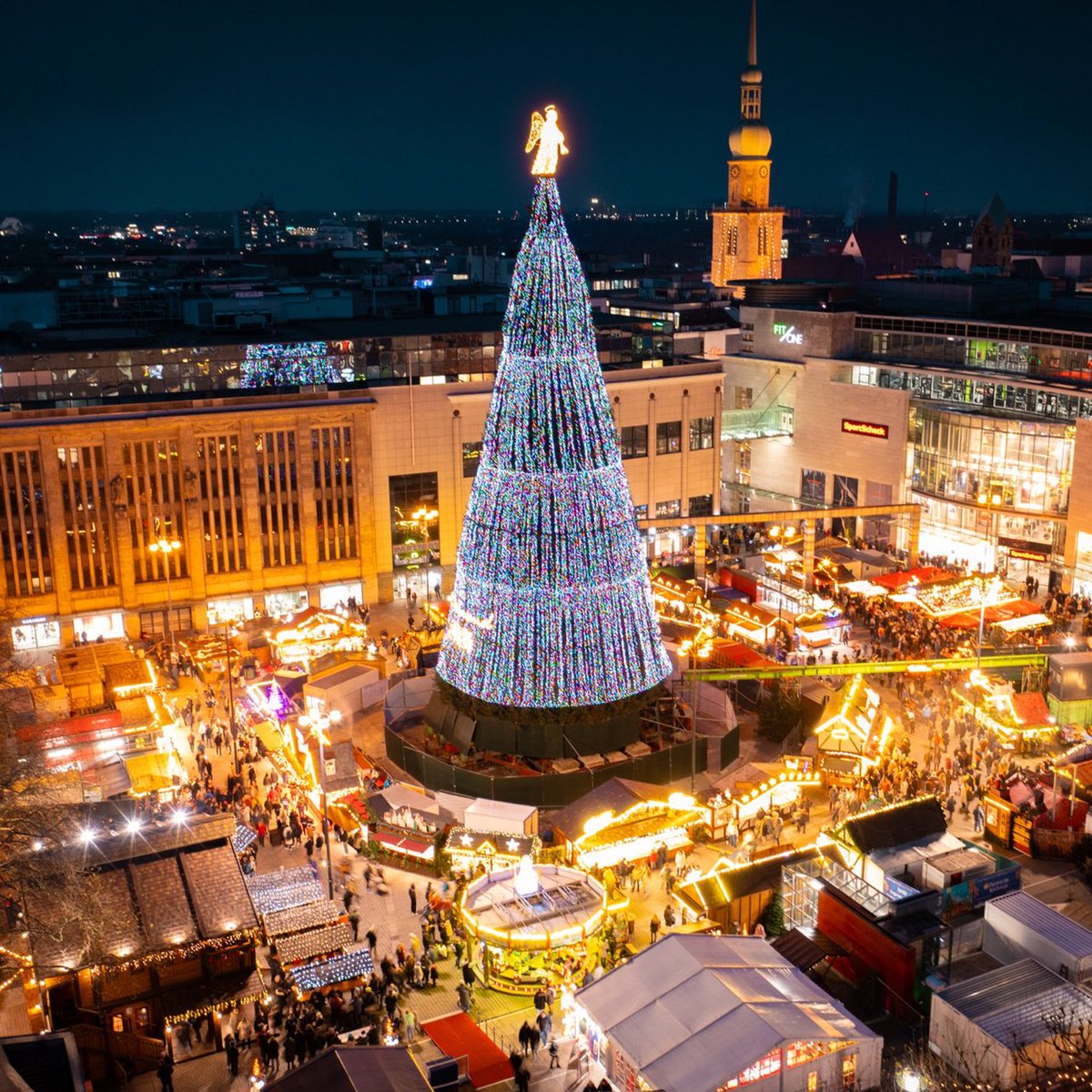 _stieger's tweet photo. Wieso ein „Weihnachtsbaum“ wenn man nichts vom Baum sieht. 🤦‍♂️ da bleibt nur die Hoffnung, dass es sich um einen AI Fake handelt… https://t.co/eS1ujpRATF