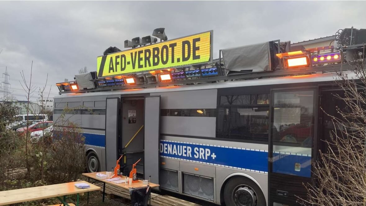 Der angeblich stillgelegte Antifa-Krawallbus, Adenauer SRP+ steht gerade  mal 40 Meter von den Hessenhallen entfernt in Gießen. Frisch aufgerüstet, voll verkabelt und einsatzbereit. Offenbar ist er nur so lange verkehrsuntauglich, wie es den Behörden politisch in den Kram passt.
