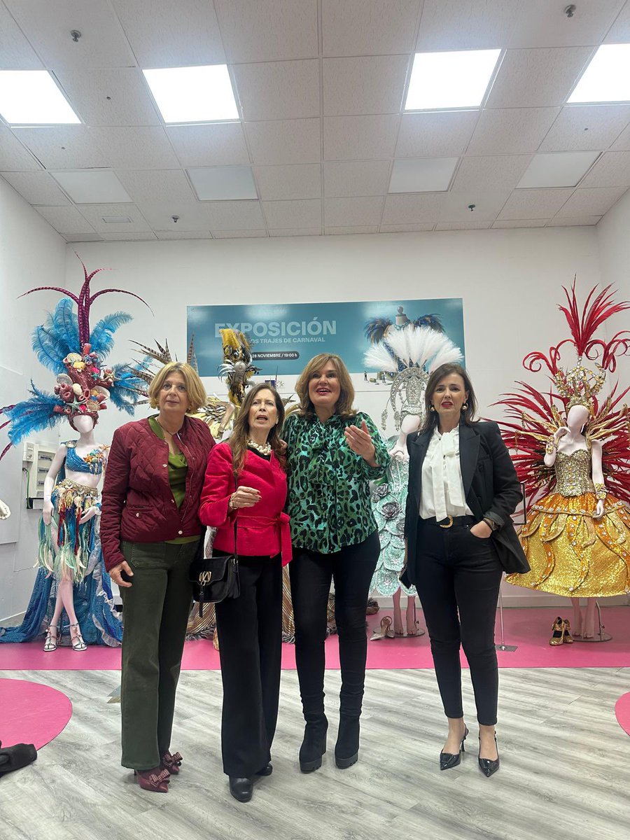 🎭 Cerramos el viernes disfrutando de la exposición de trajes del Carnaval en el Centro Comercial La Minilla

👉🏻 Organizada por la Asociación de Diseñadores del Carnaval de Las Palmas.