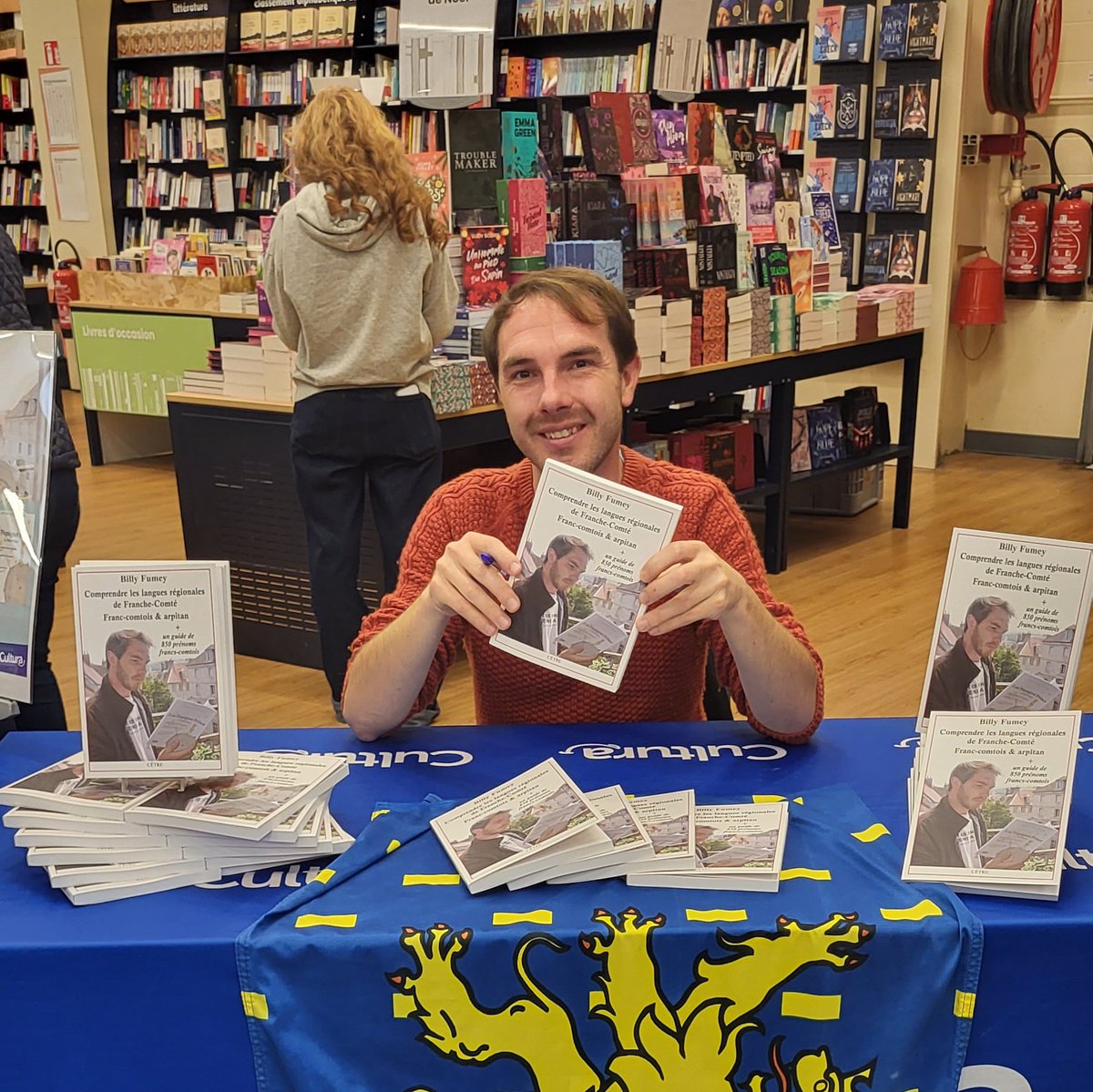 ✍️Souvenir de la séance de dédicaces à Cultura Besançon le 8 novembre dernier. Voilà les prochaines :

📚 29/11 &amp; 07/12 - 10h00/19h00 &amp; 10h00/18h00 - Saline Royale d'Arc-et-Senans
📚 09/12 - 16h30/18h00 - Salle Proudhon Kursaal Besançon 
📚 12/12 - 14h00/18h30 - Cultura Besançon