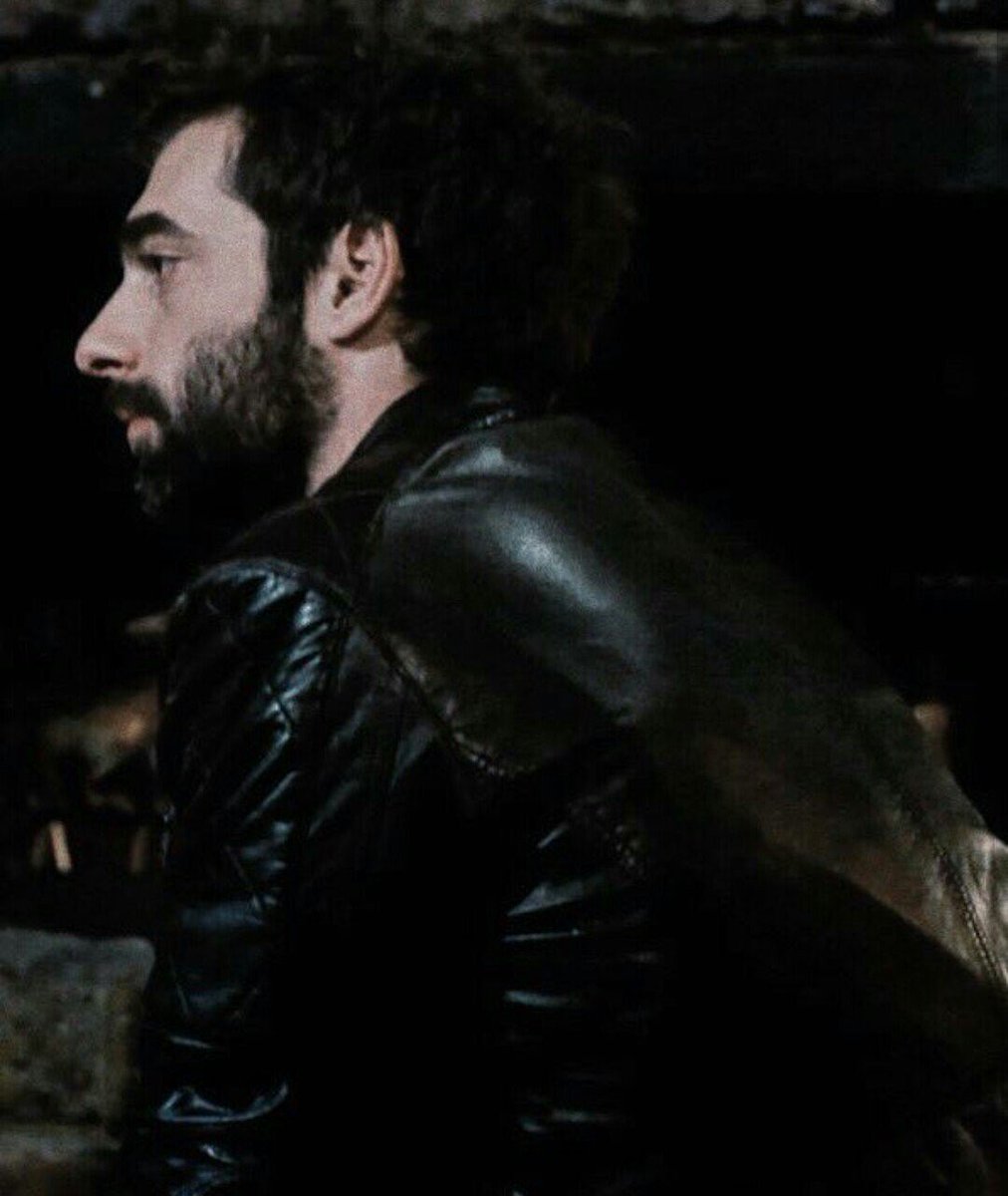 PoyrazKarayeel2's tweet photo. hiç konuşmasak, hiç görüşmesek bile aramızda asla kopmayacak bir bağ olacak ve o bağ ikimizin de canını yakacak ömür boyunca.. https://t.co/NrIowOET5W