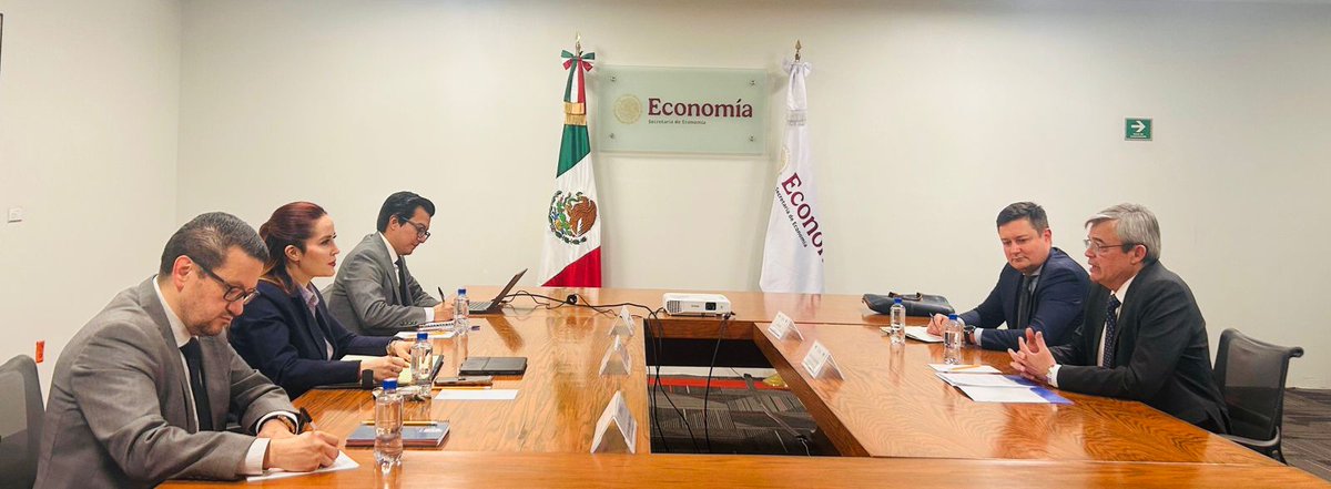 SE_mx's tweet photo. 🇺🇦🤝🇲🇽 @Maria_De_Haas, directora general en las Oficinas del secretario @m_ebrard, recibió al embajador de Ucrania en México, Sergii Pohoreltsev, para identificar temas de interés económico para México y Ucrania que permitan fortalecer las relaciones económicas entre ambos países https://t.co/U9RXPpKrxt