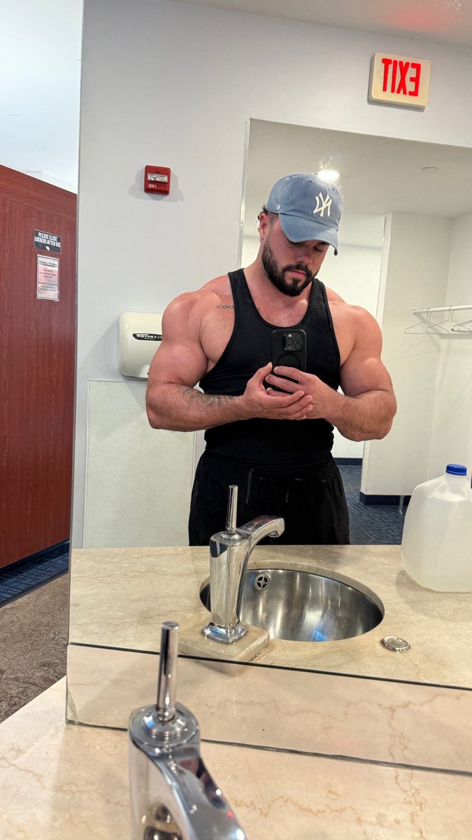 TonyEchevarria_'s tweet photo. Winter is bulking season right? 💪🏼 https://t.co/Um7WYIQ8jy