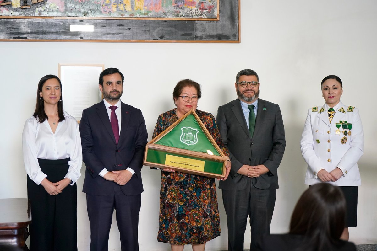 SmlChile's tweet image. 💚La Directora Nacional del #SML, Dra. Marisol Prado, asistió al homenaje a los Mártires de @Gendarmeria_CL, encabezado por el ministro Jaime Gajardo y el subsecretario Ernesto Muñoz, donde se reconoció a las familias de los funcionarios fallecidos con una placa conmemorativa.
