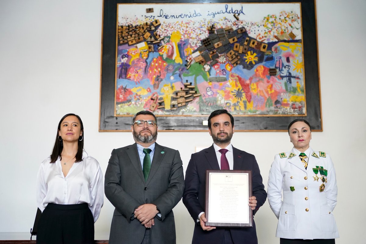 SmlChile's tweet image. 💚La Directora Nacional del #SML, Dra. Marisol Prado, asistió al homenaje a los Mártires de @Gendarmeria_CL, encabezado por el ministro Jaime Gajardo y el subsecretario Ernesto Muñoz, donde se reconoció a las familias de los funcionarios fallecidos con una placa conmemorativa.