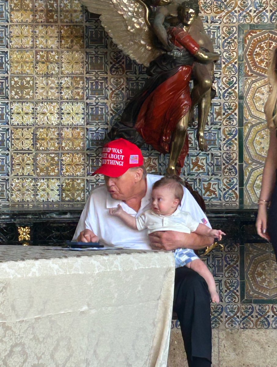 nicksortor's tweet image. 🚨 NOW: 47 is pulling double-duty today at work

President of the United States AND Grandpa

POTUS doesn’t get much time to be Grandpa, so I’m glad he’s making some this weekend.